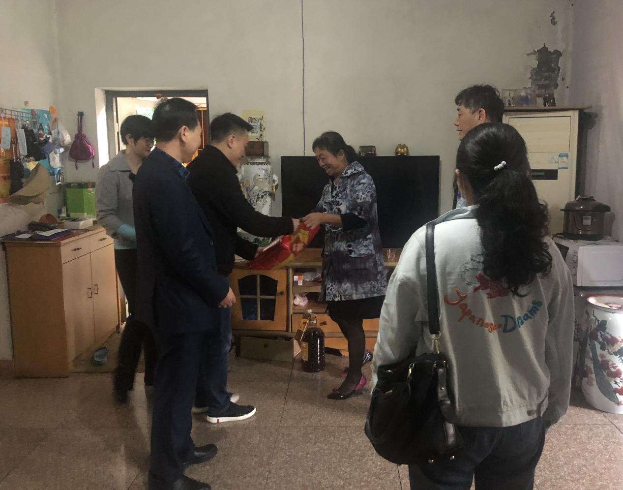 走訪(fǎng)慰問(wèn)困難戶(hù),真情關(guān)愛(ài)暖人心