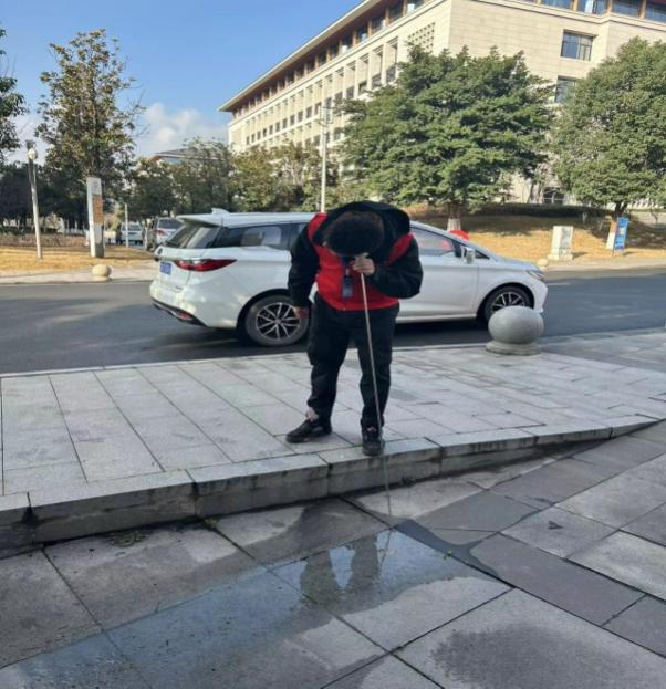 供水進(jìn)校園 服務(wù)暖人心 —投資公司支部、臨港支部聯(lián)合開展“進(jìn)校辦實事”主題黨日活動